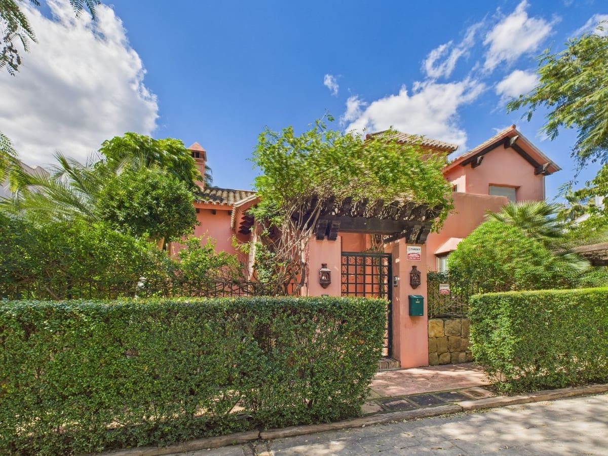 4 slaapkamer Villa te koop in Estepona - € 1.495.000 (Ref: 9077391)