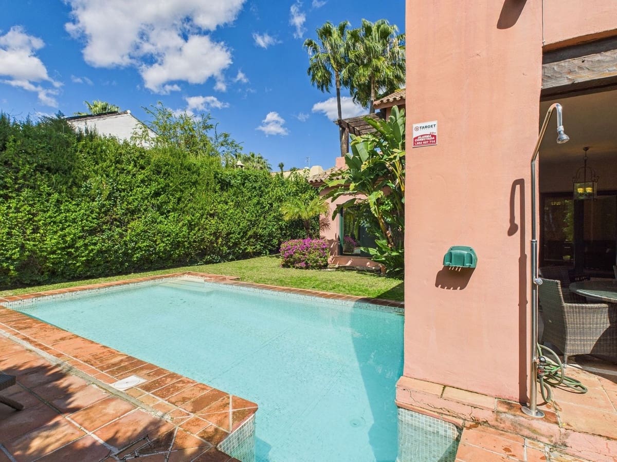 4 slaapkamer Villa te koop in Estepona - € 1.495.000 (Ref: 9077391)