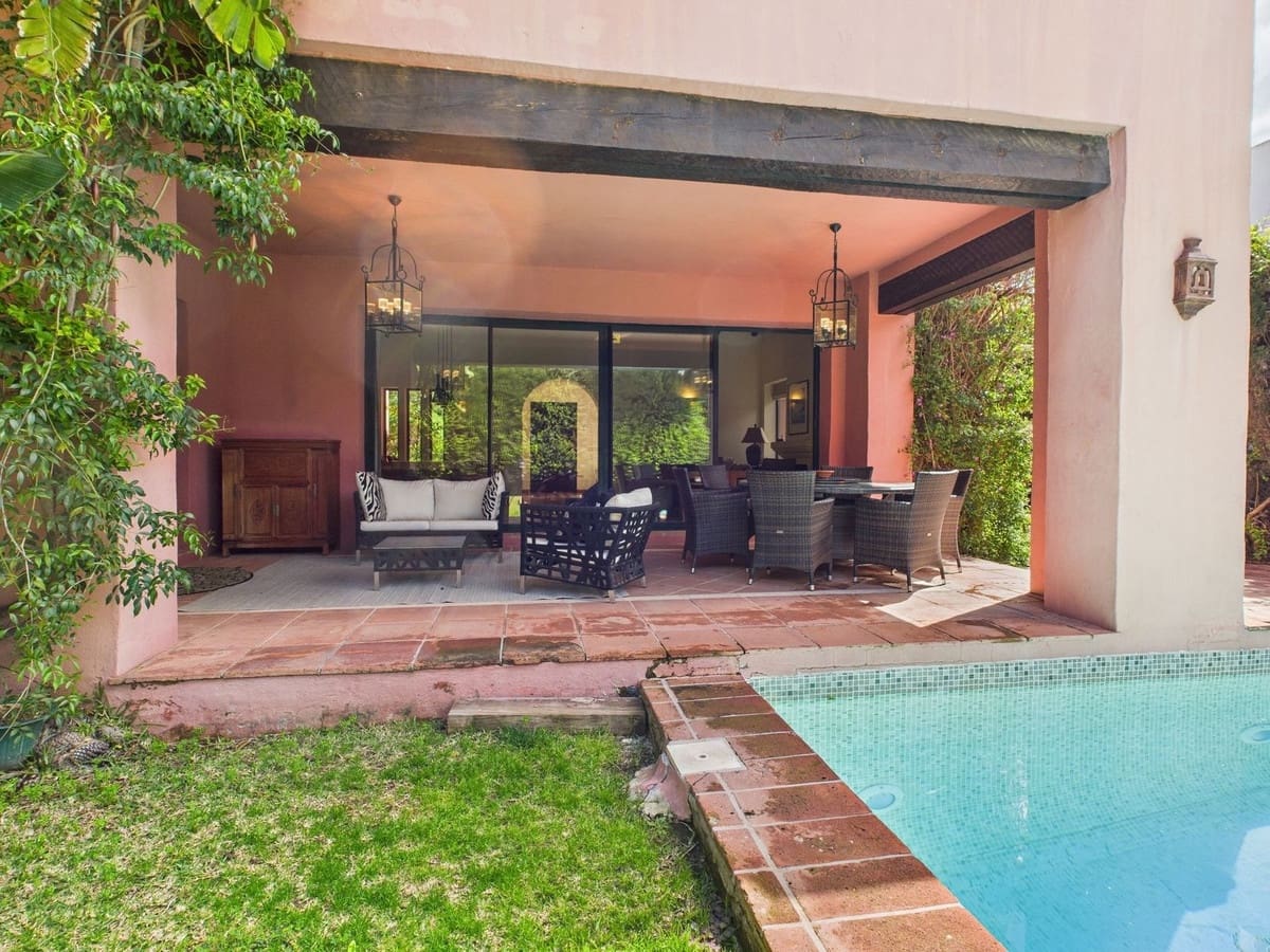 4 slaapkamer Villa te koop in Estepona - € 1.495.000 (Ref: 9077391)