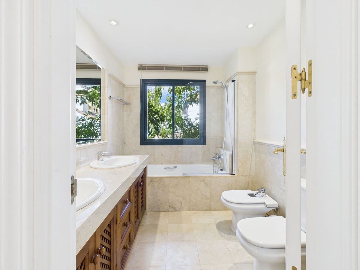 4 slaapkamer Villa te koop in Estepona - € 1.495.000 (Ref: 9077391)