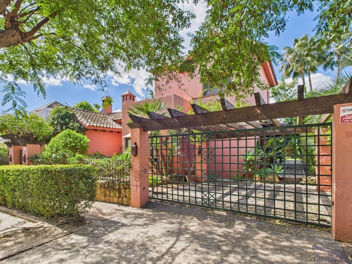4 slaapkamer Villa te koop in Estepona - € 1.495.000 (Ref: 9077391)