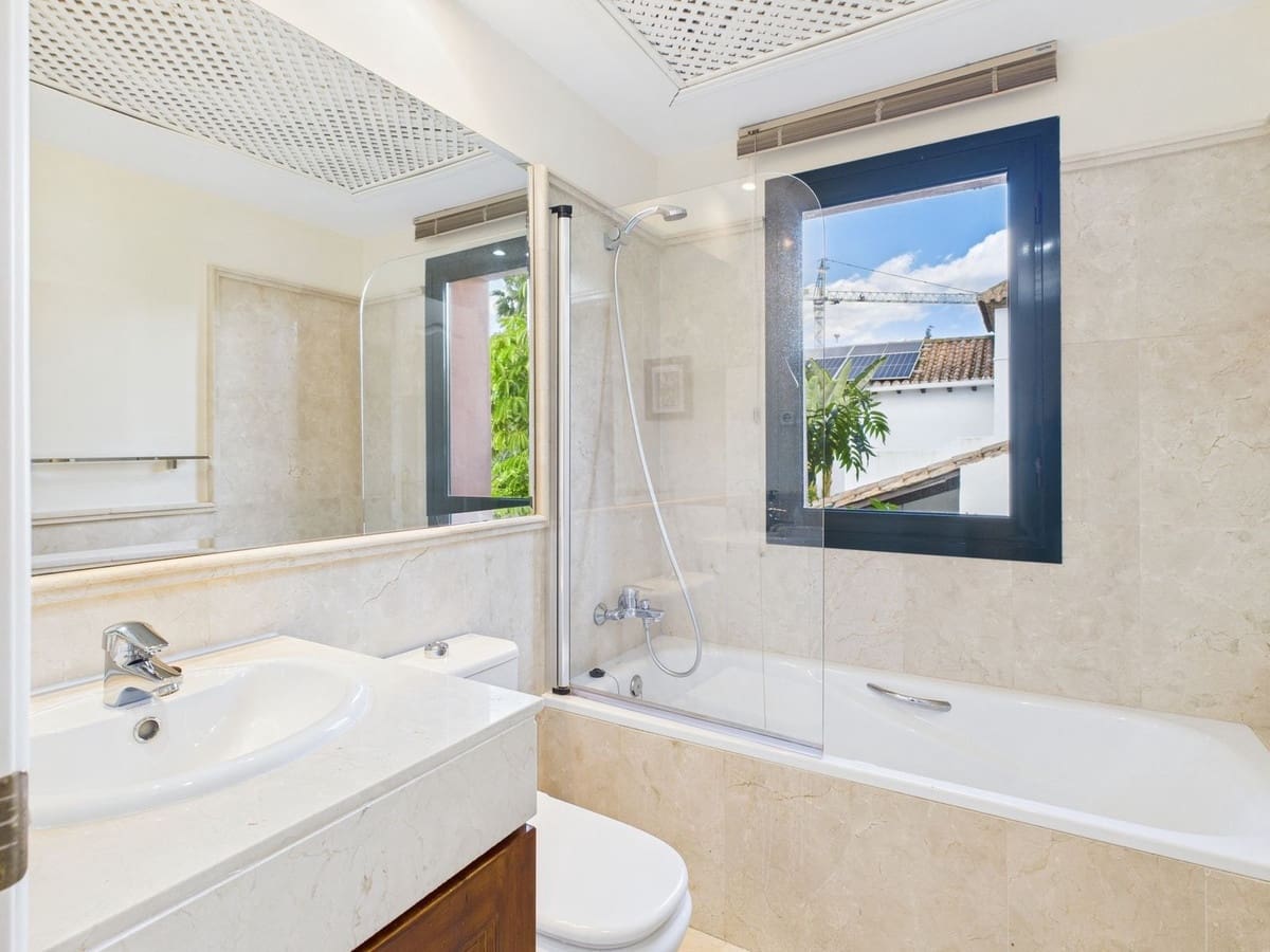 4 slaapkamer Villa te koop in Estepona - € 1.495.000 (Ref: 9077391)