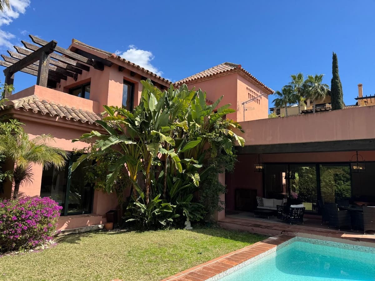 4 slaapkamer Villa te koop in Estepona - € 1.495.000 (Ref: 9077391)