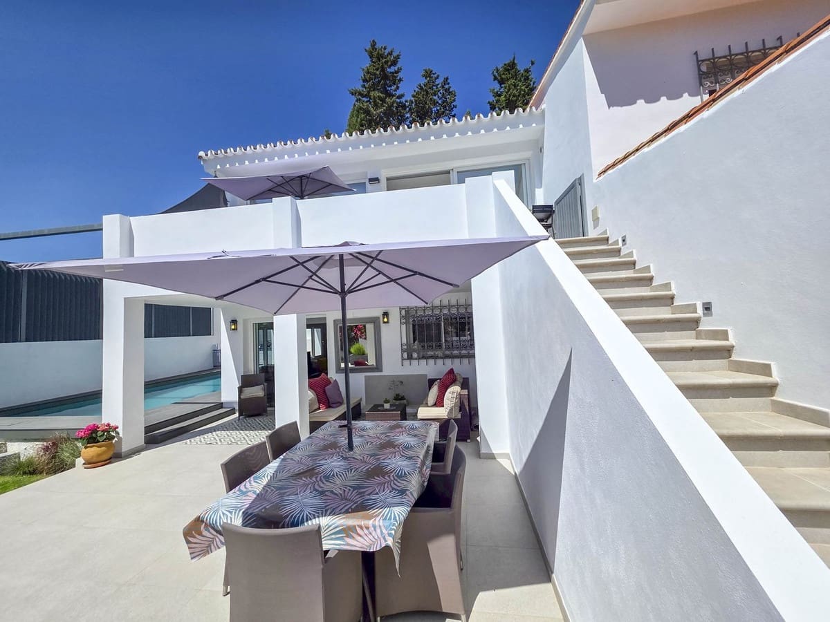 Chalet de 4 habitaciones en Estepona en venta - 998.000 € (Ref: 9077394)