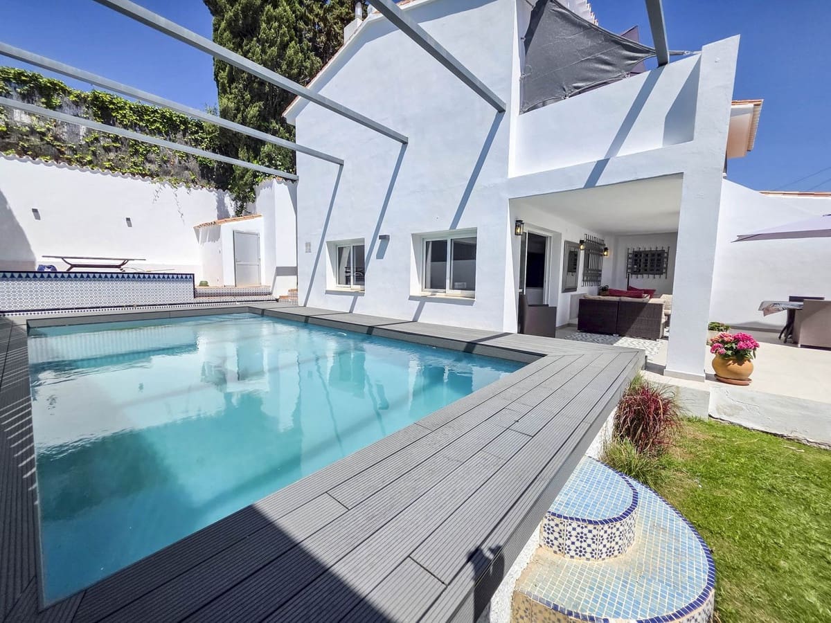Chalet de 4 habitaciones en Estepona en venta - 998.000 € (Ref: 9077394)