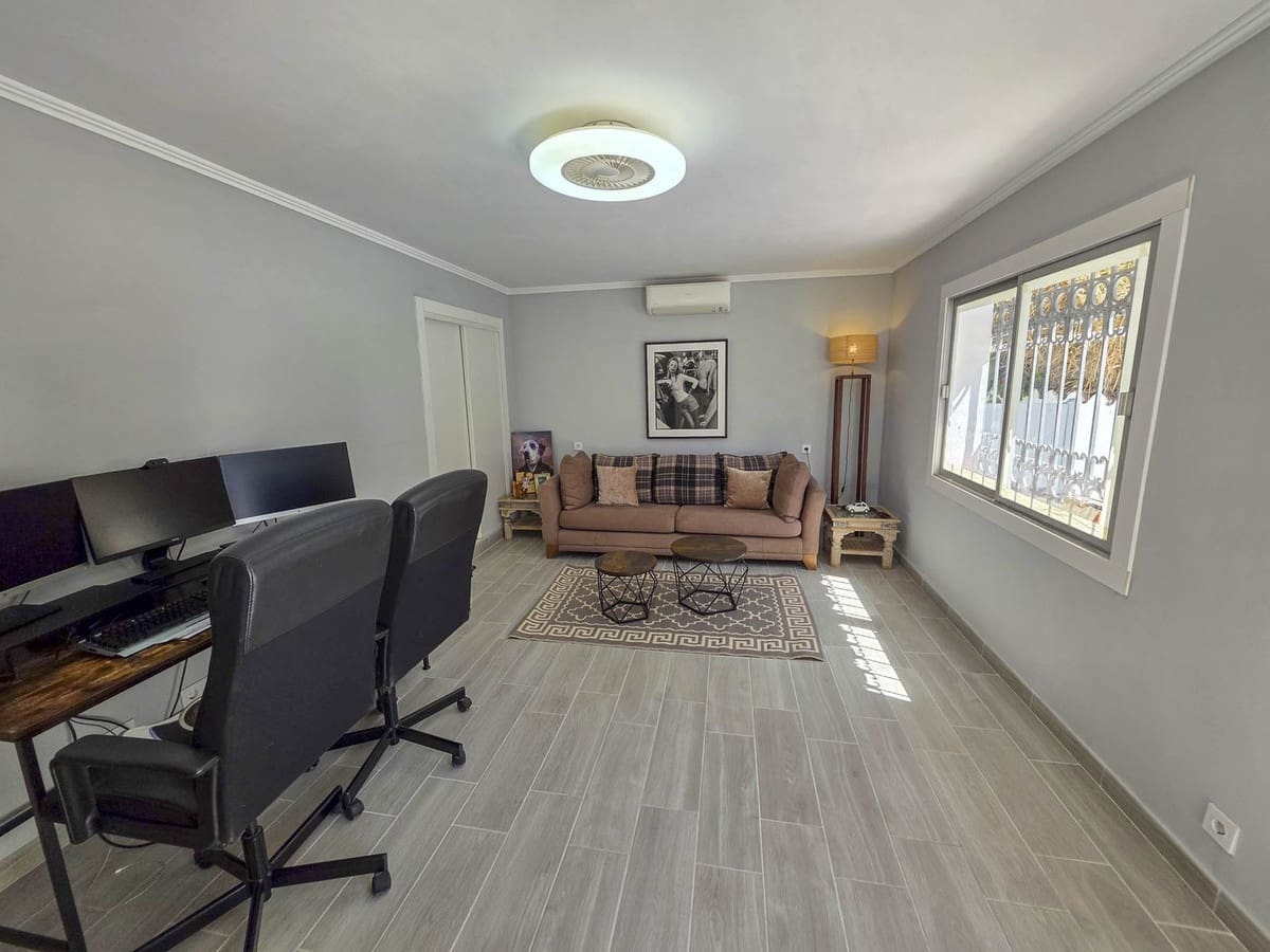 Chalet de 4 habitaciones en Estepona en venta - 998.000 € (Ref: 9077394)