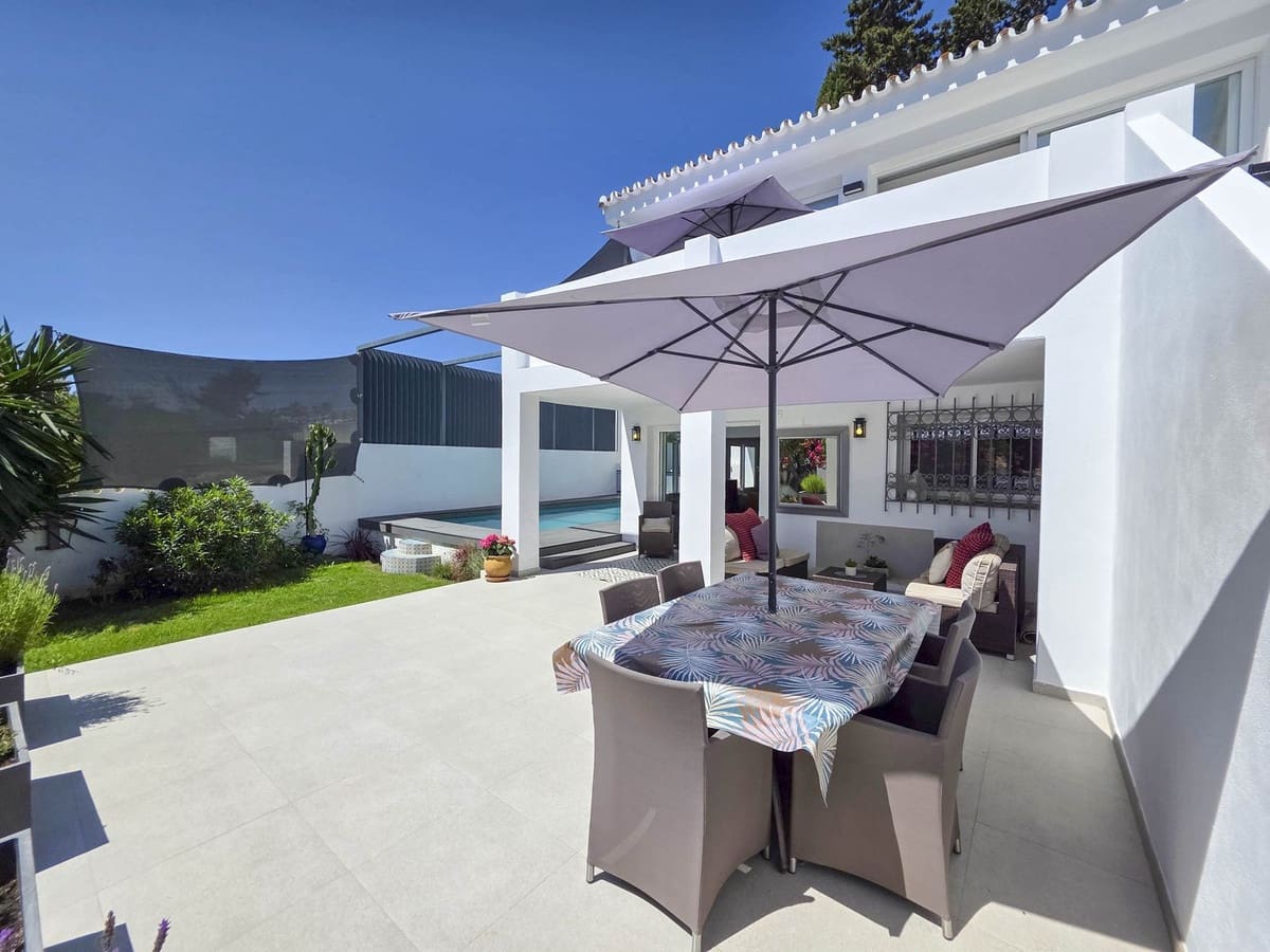 Chalet de 4 habitaciones en Estepona en venta - 998.000 € (Ref: 9077394)