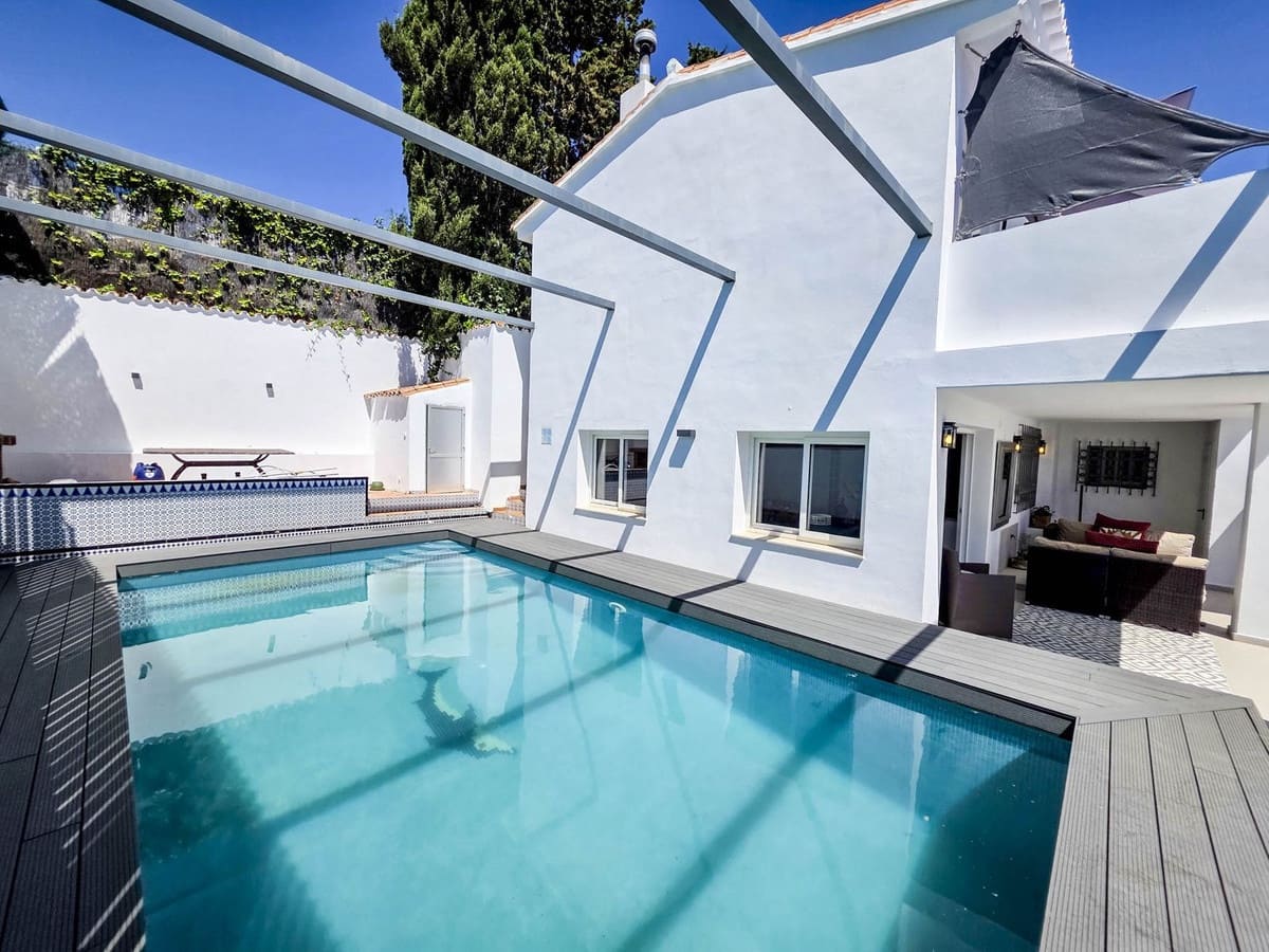 Chalet de 4 habitaciones en Estepona en venta - 998.000 € (Ref: 9077394)