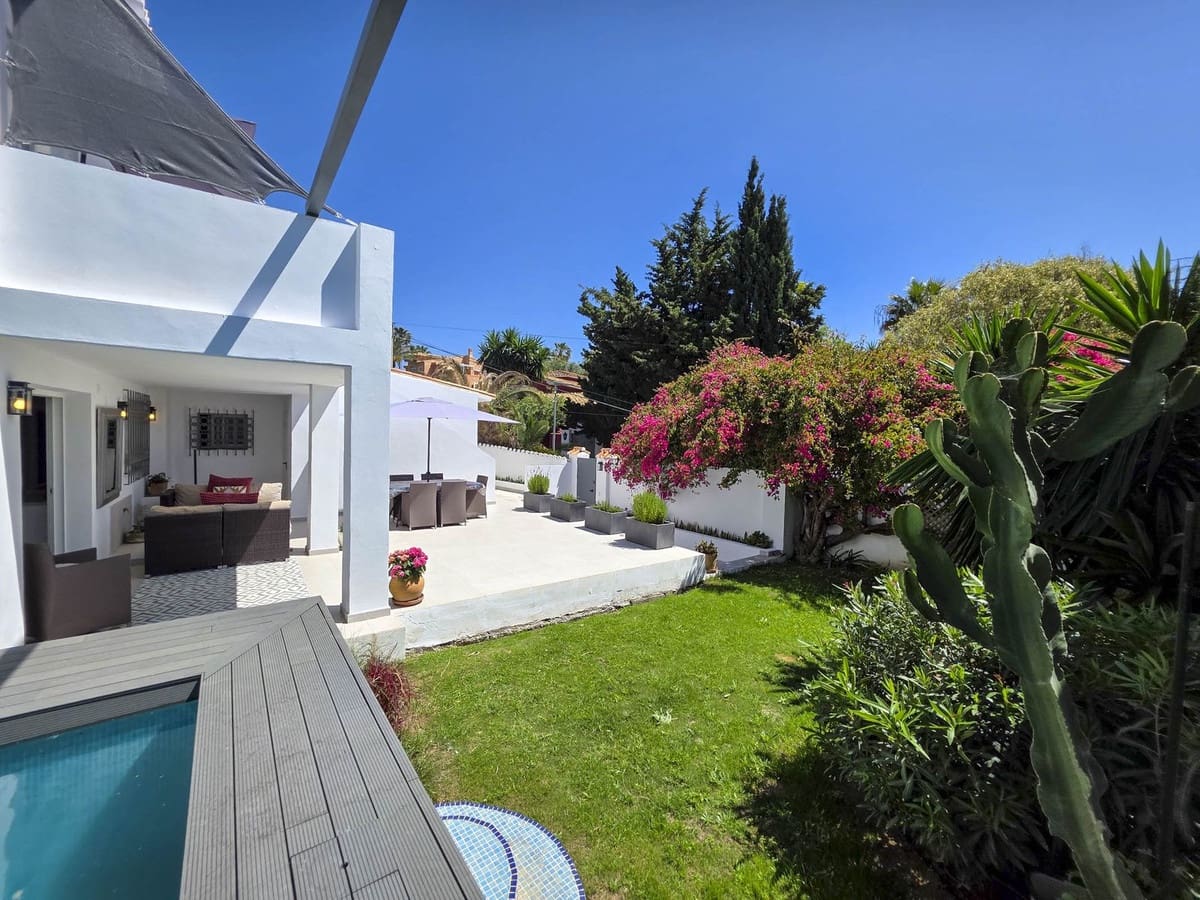 Chalet de 4 habitaciones en Estepona en venta - 998.000 € (Ref: 9077394)