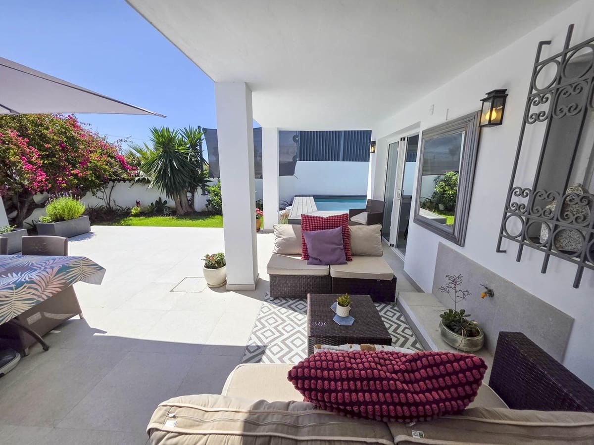 Chalet de 4 habitaciones en Estepona en venta - 998.000 € (Ref: 9077394)