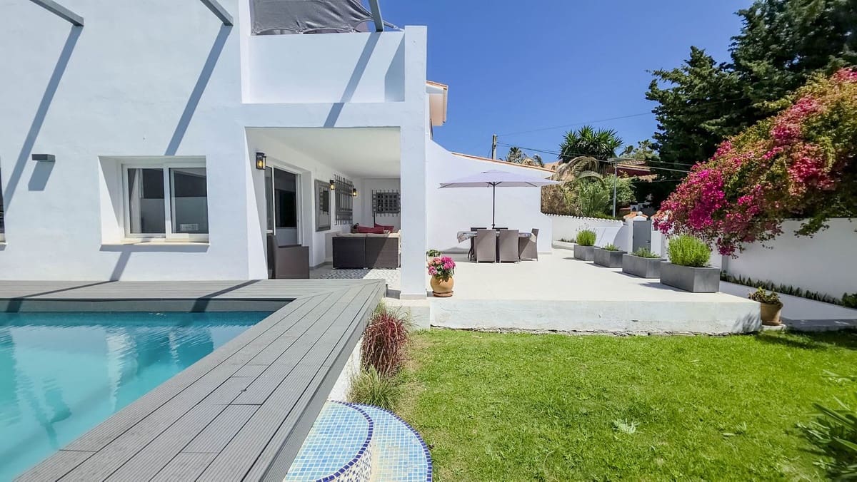 Chalet de 4 habitaciones en Estepona en venta - 998.000 € (Ref: 9077394)