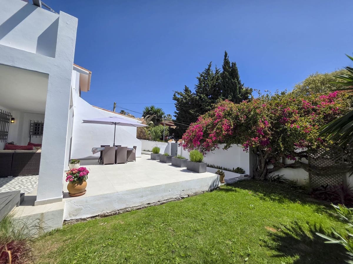 Chalet de 4 habitaciones en Estepona en venta - 998.000 € (Ref: 9077394)