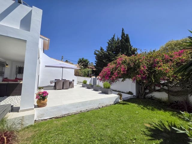 Chalet de 4 habitaciones en Estepona en venta - 998.000 € (Ref: 9077394)