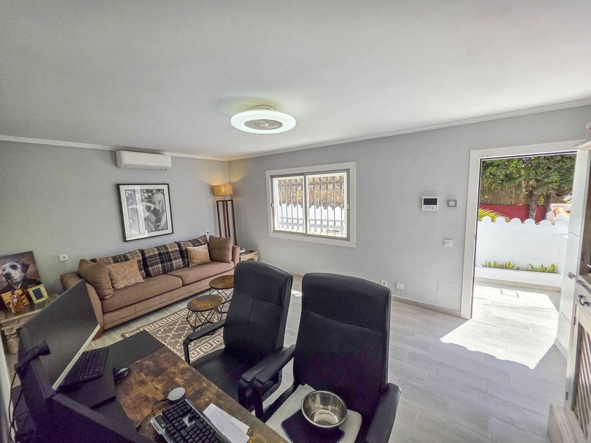 Chalet de 4 habitaciones en Estepona en venta - 998.000 € (Ref: 9077394)