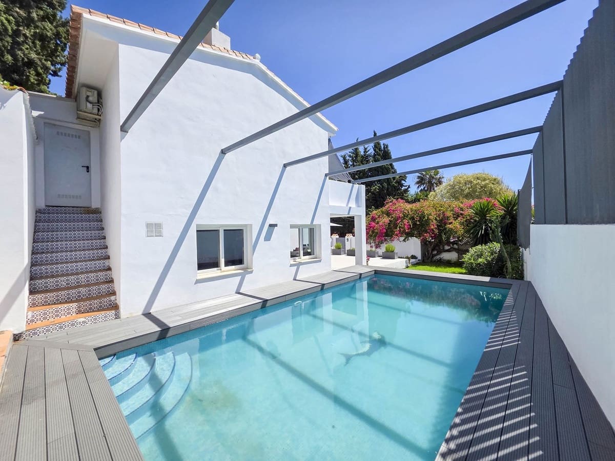 Chalet de 4 habitaciones en Estepona en venta - 998.000 € (Ref: 9077394)