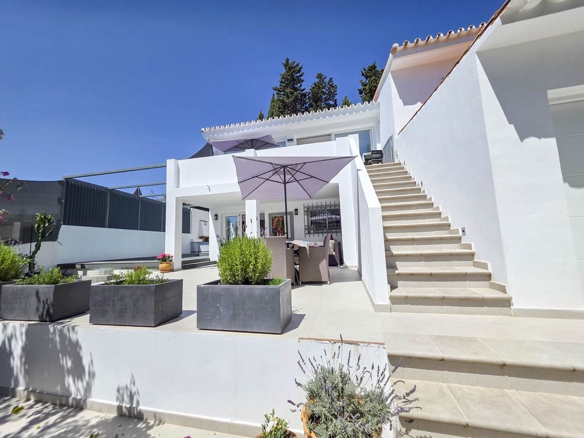 Chalet de 4 habitaciones en Estepona en venta - 998.000 € (Ref: 9077394)