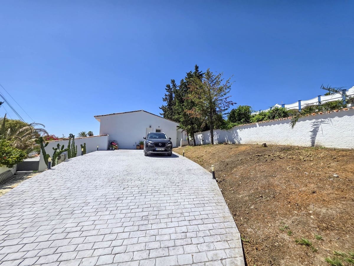 Chalet de 4 habitaciones en Estepona en venta - 998.000 € (Ref: 9077394)