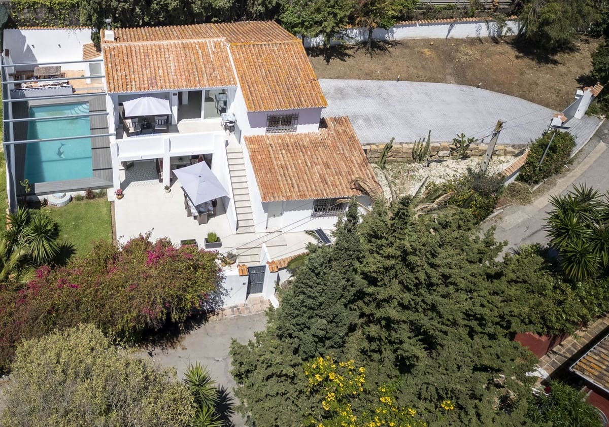 Chalet de 4 habitaciones en Estepona en venta - 998.000 € (Ref: 9077394)