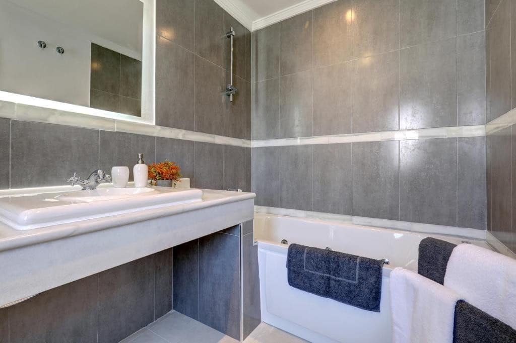 Chalet de 4 habitaciones en Estepona en venta - 995.000 € (Ref: 9077395)