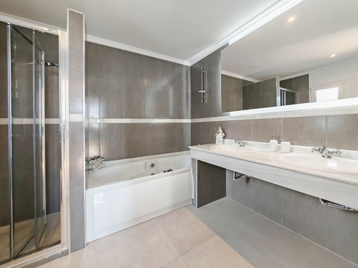 Chalet de 4 habitaciones en Estepona en venta - 995.000 € (Ref: 9077395)