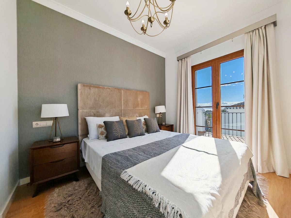 Chalet de 4 habitaciones en Estepona en venta - 995.000 € (Ref: 9077395)