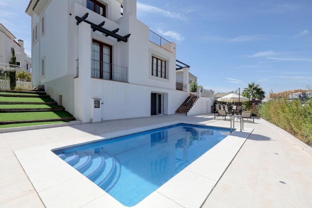 Chalet de 4 habitaciones en Estepona en venta - 995.000 € (Ref: 9077395)