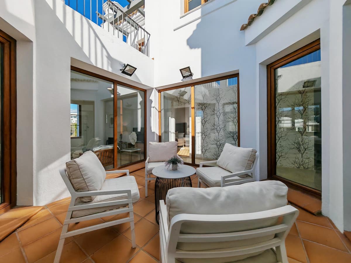 Chalet de 4 habitaciones en Estepona en venta - 995.000 € (Ref: 9077395)
