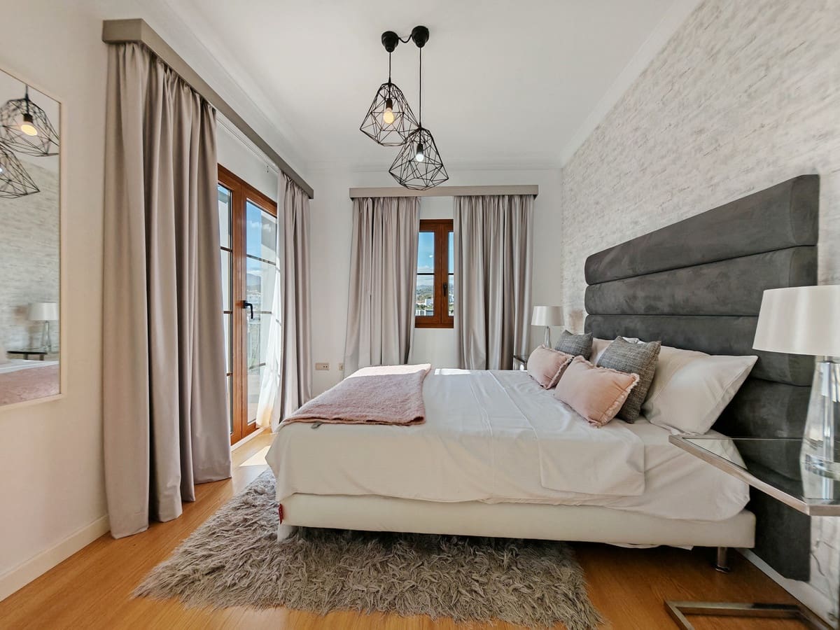 Chalet de 4 habitaciones en Estepona en venta - 995.000 € (Ref: 9077395)