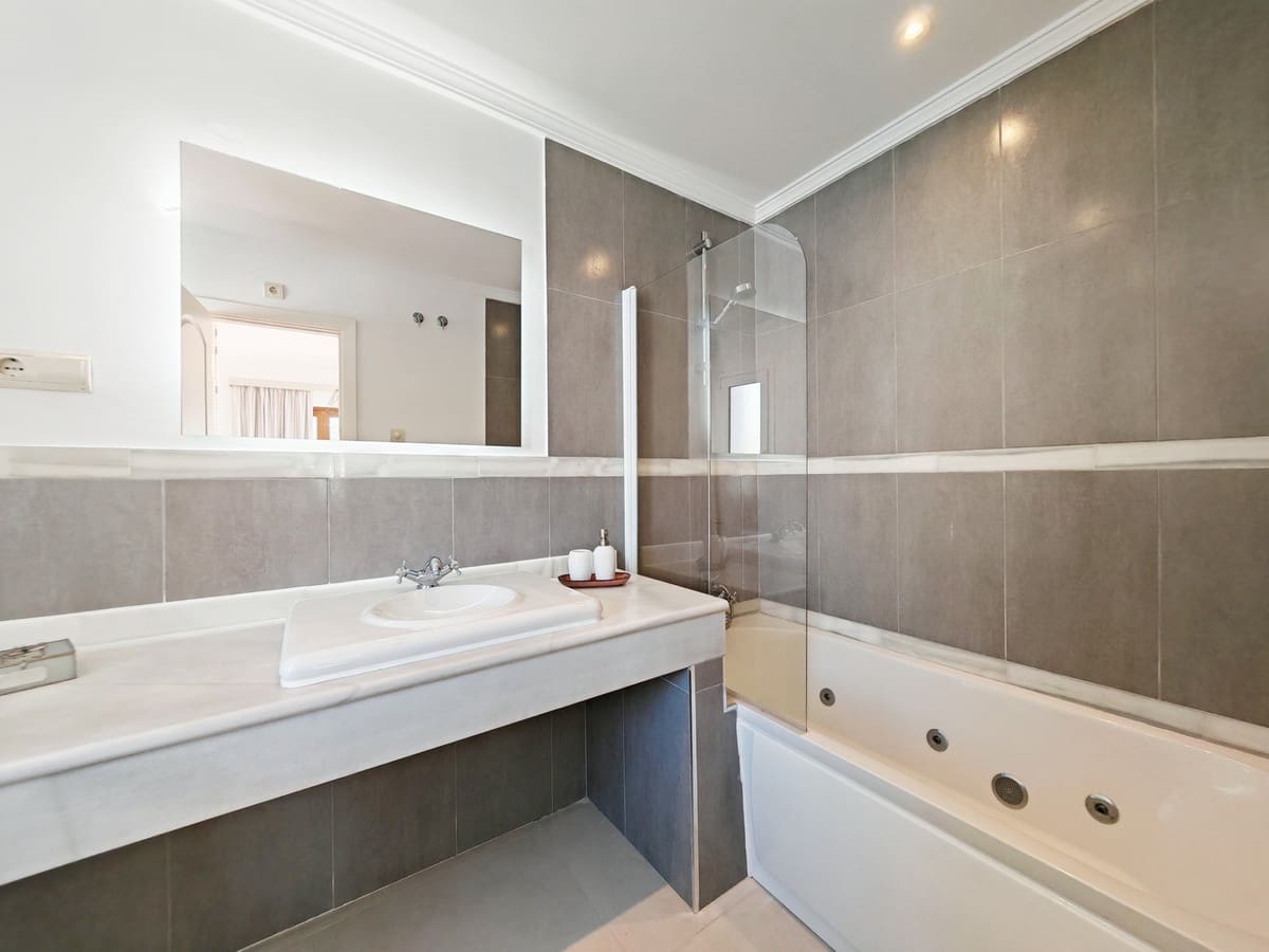 Chalet de 4 habitaciones en Estepona en venta - 995.000 € (Ref: 9077395)