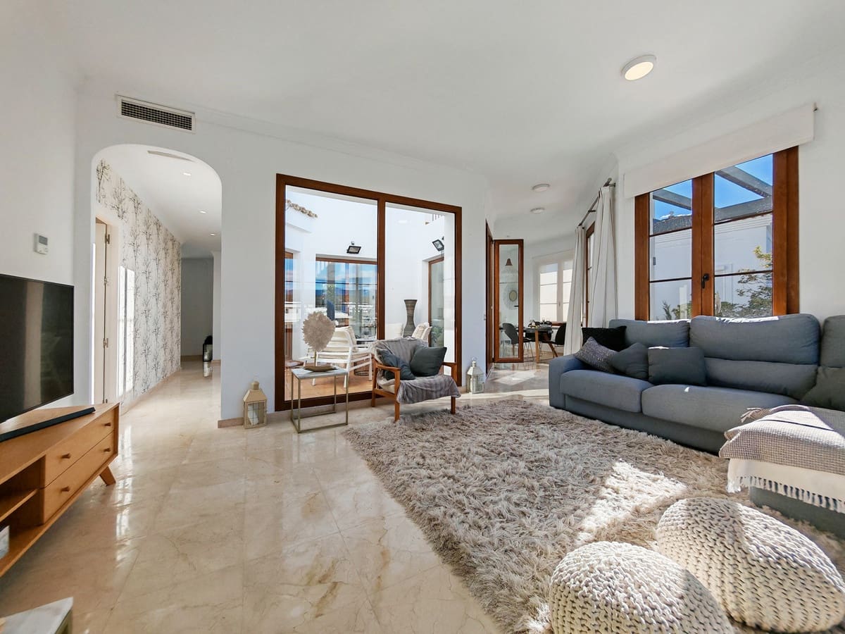 Chalet de 4 habitaciones en Estepona en venta - 995.000 € (Ref: 9077395)