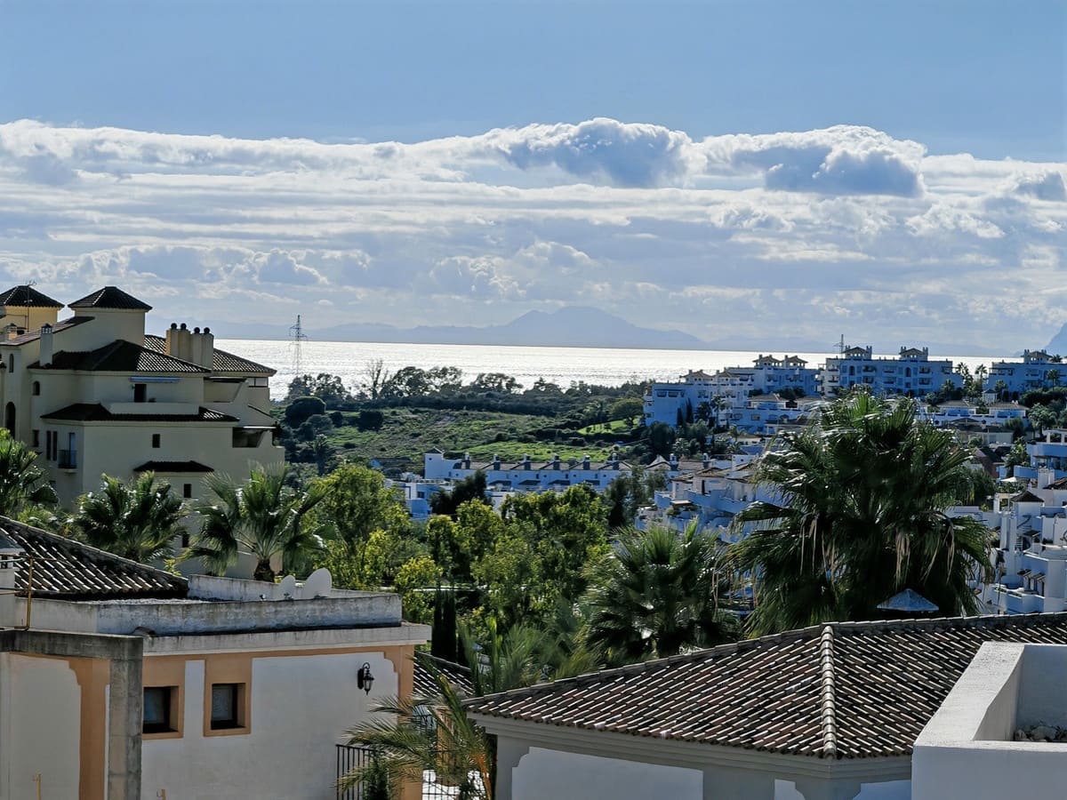 Chalet de 4 habitaciones en Estepona en venta - 995.000 € (Ref: 9077395)