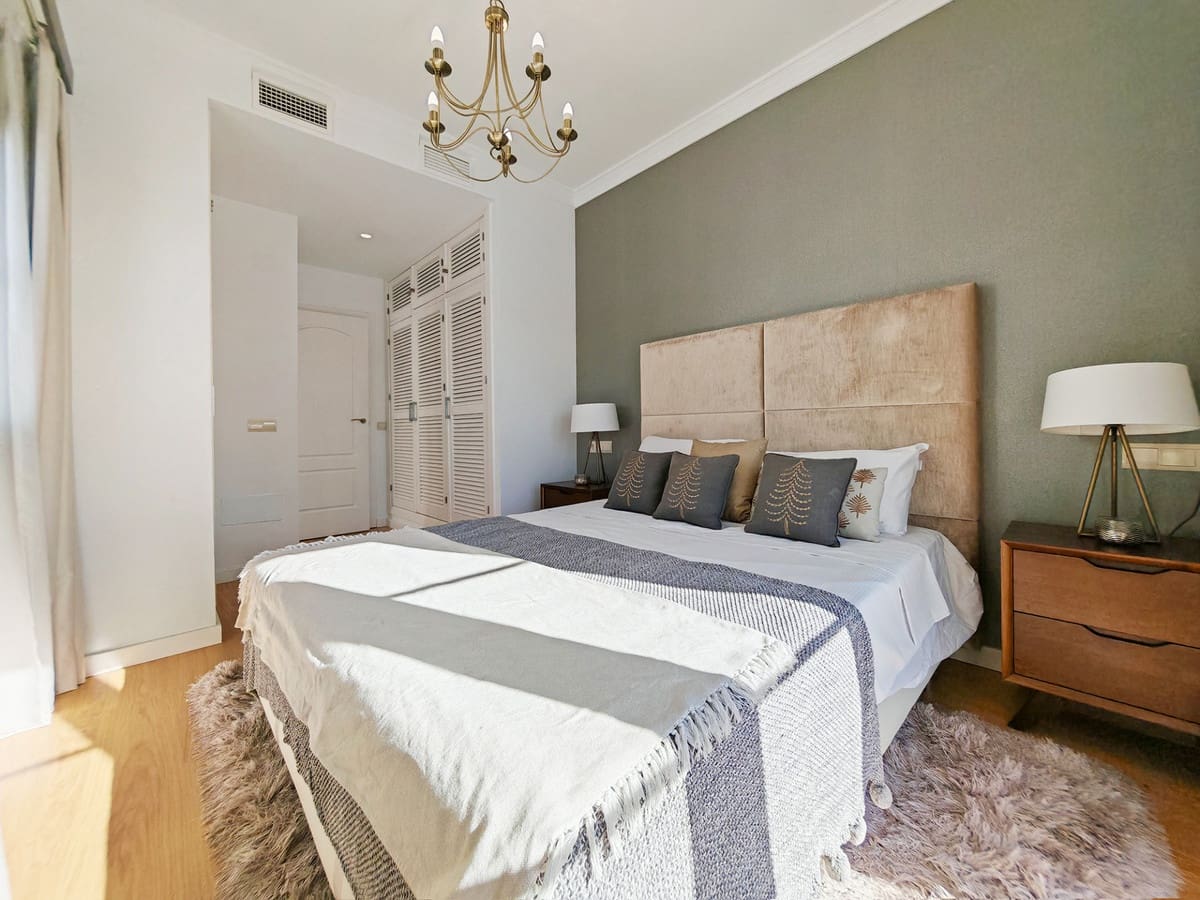 Chalet de 4 habitaciones en Estepona en venta - 995.000 € (Ref: 9077395)