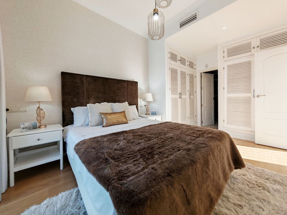 Chalet de 4 habitaciones en Estepona en venta - 995.000 € (Ref: 9077395)
