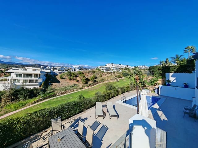 Chalet de 4 habitaciones en Estepona en venta - 995.000 € (Ref: 9077395)