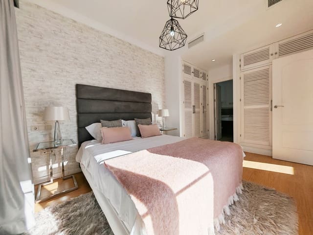 Chalet de 4 habitaciones en Estepona en venta - 995.000 € (Ref: 9077395)