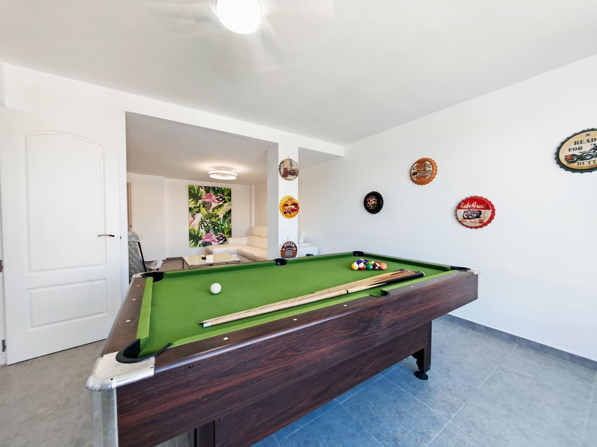 Chalet de 4 habitaciones en Estepona en venta - 995.000 € (Ref: 9077395)