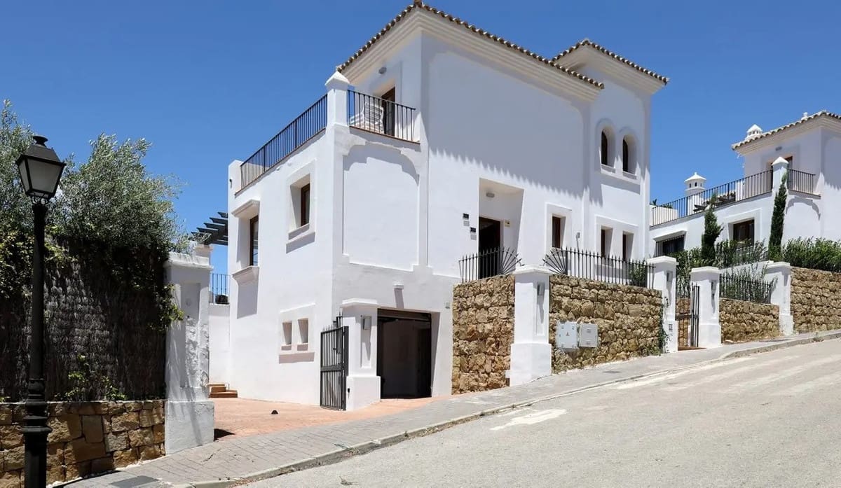 Chalet de 4 habitaciones en Estepona en venta - 995.000 € (Ref: 9077395)