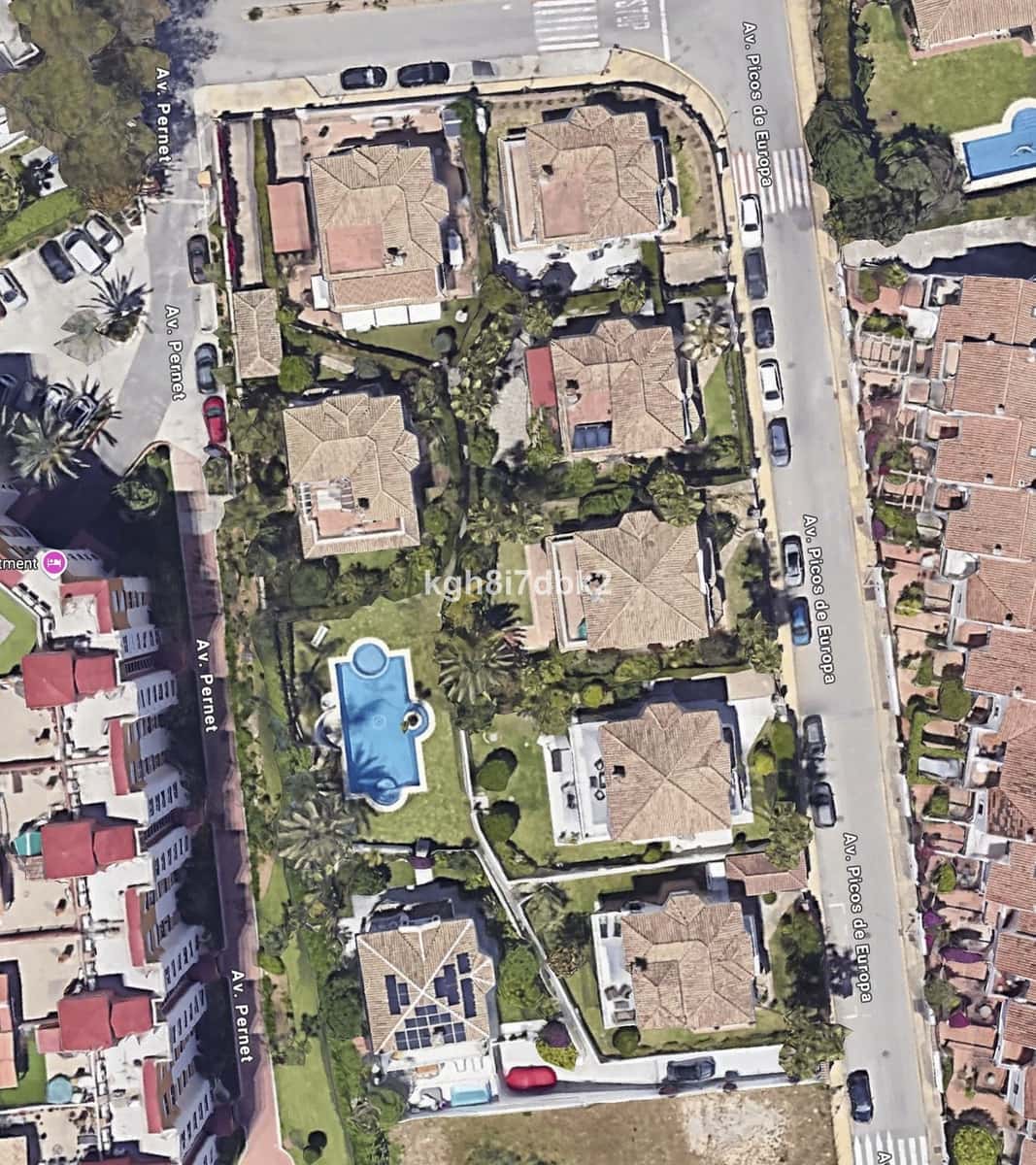 4 bedroom Villa for sale in Estepona - € 995,000 (Ref: 9077396)