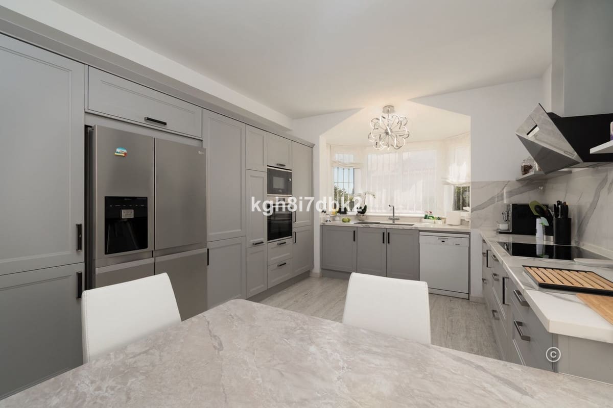 4 bedroom Villa for sale in Estepona - € 995,000 (Ref: 9077396)