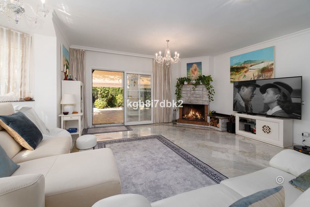 4 bedroom Villa for sale in Estepona - € 995,000 (Ref: 9077396)