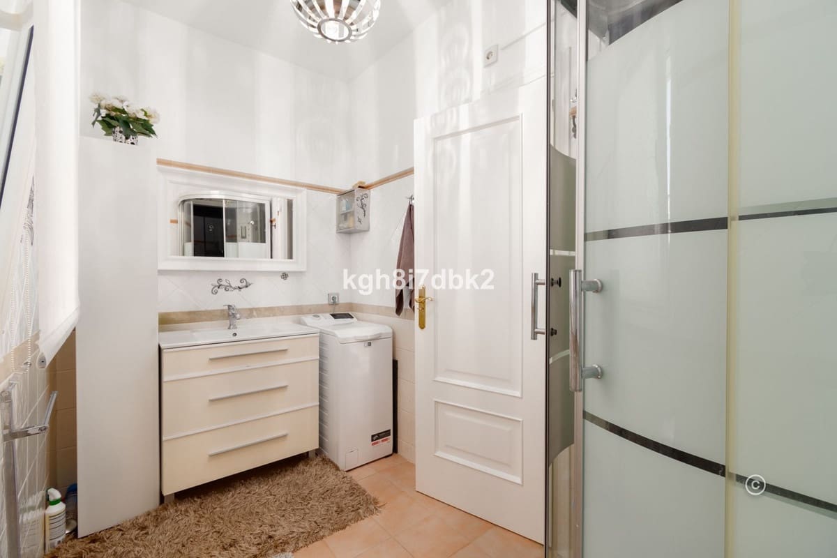 4 bedroom Villa for sale in Estepona - € 995,000 (Ref: 9077396)