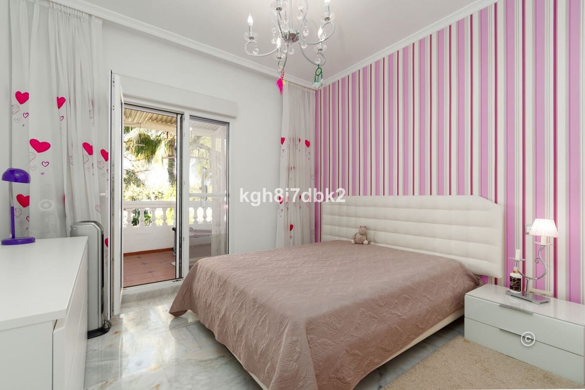 4 bedroom Villa for sale in Estepona - € 995,000 (Ref: 9077396)