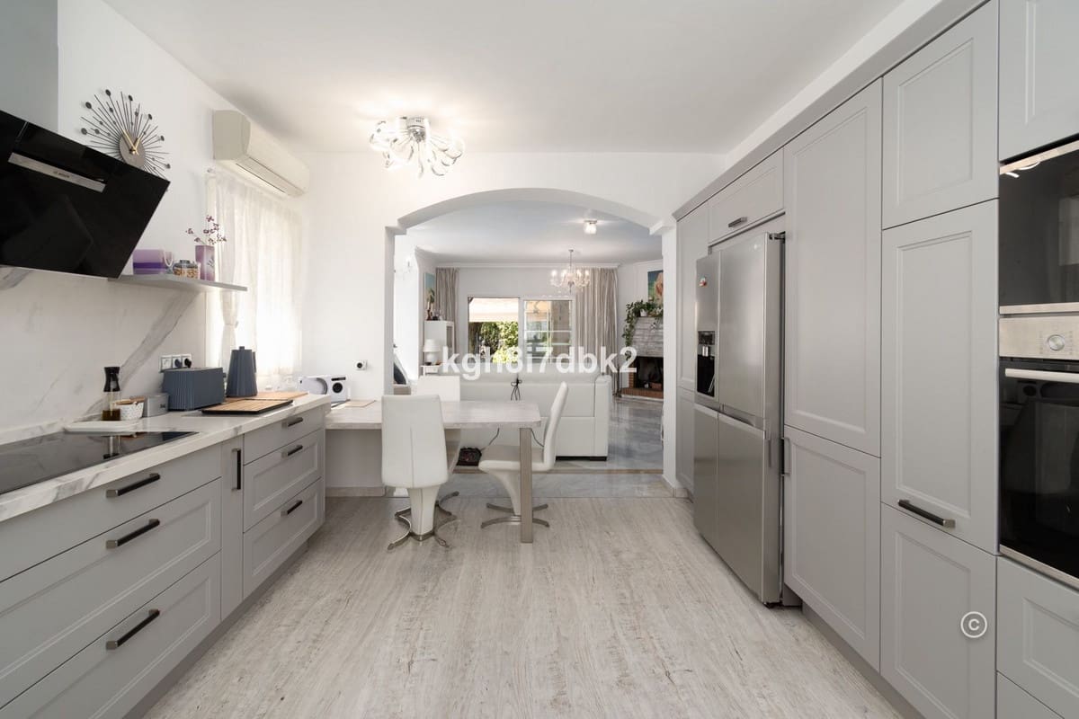 4 bedroom Villa for sale in Estepona - € 995,000 (Ref: 9077396)