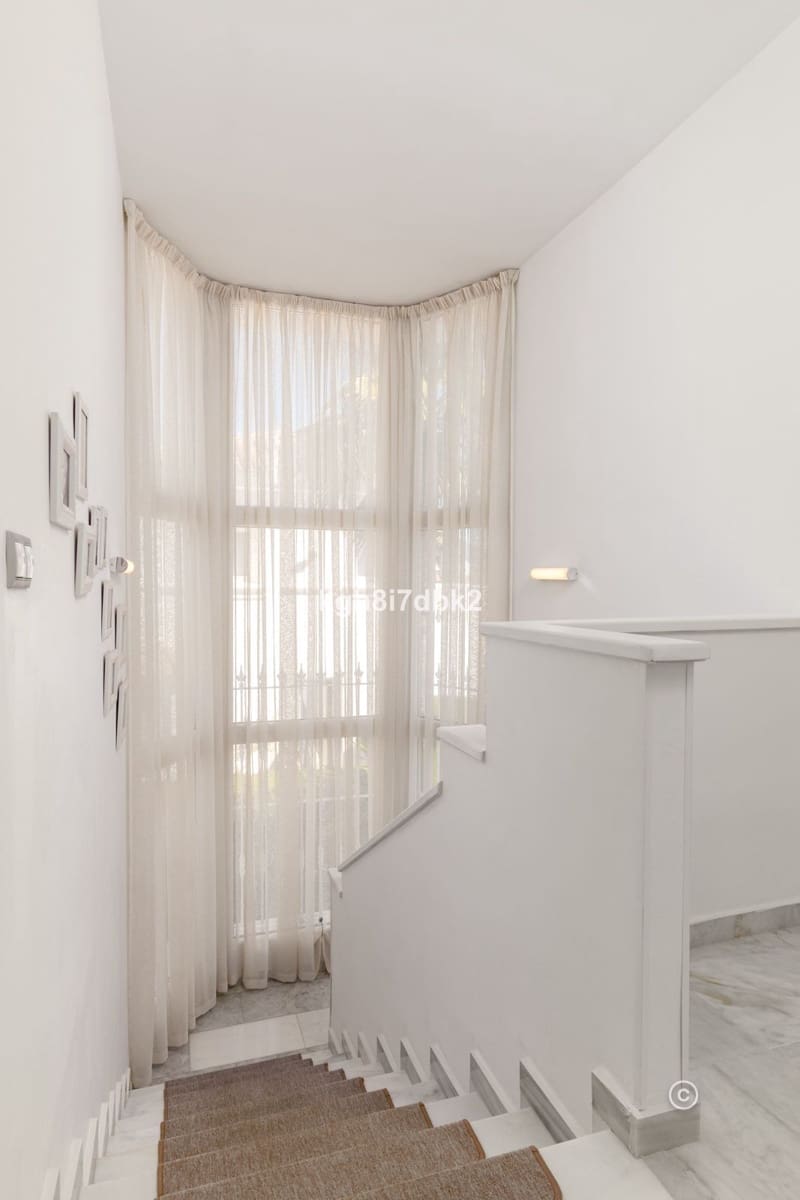 4 bedroom Villa for sale in Estepona - € 995,000 (Ref: 9077396)