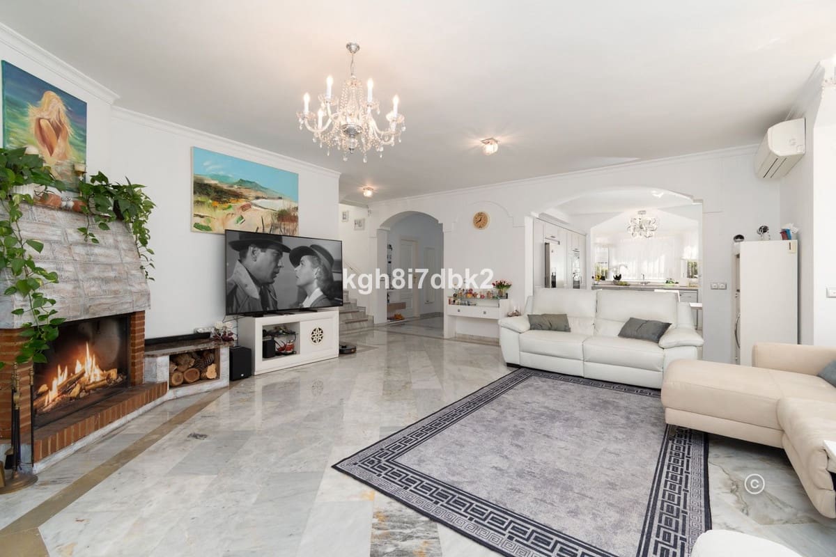 4 bedroom Villa for sale in Estepona - € 995,000 (Ref: 9077396)