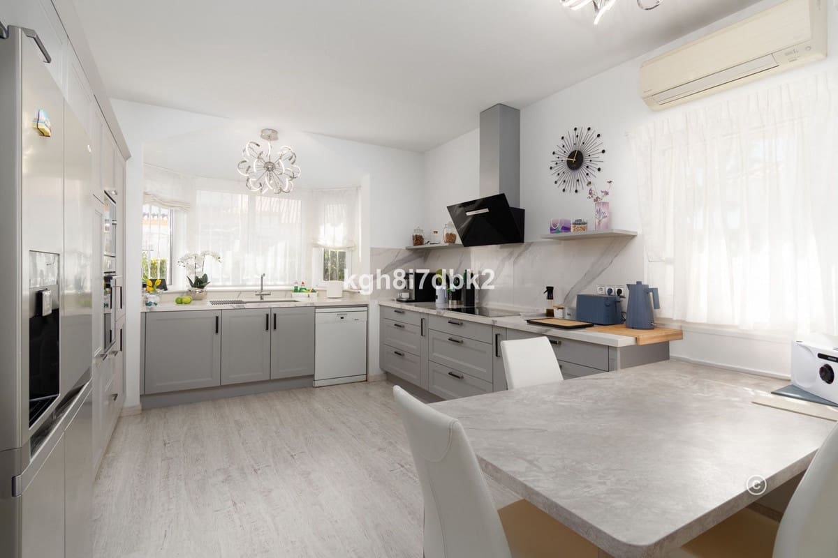 4 bedroom Villa for sale in Estepona - € 995,000 (Ref: 9077396)