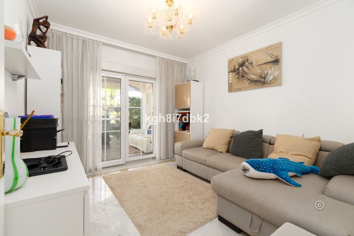 4 bedroom Villa for sale in Estepona - € 995,000 (Ref: 9077396)