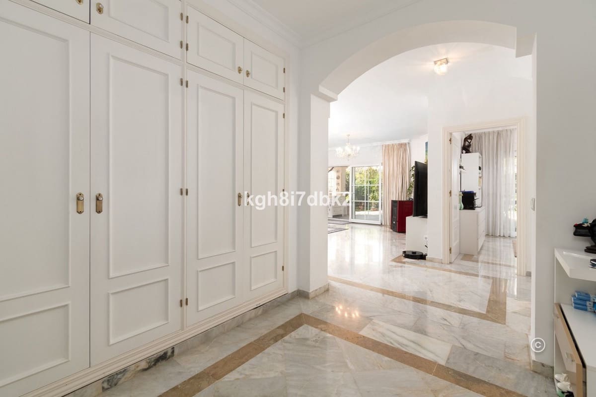 4 bedroom Villa for sale in Estepona - € 995,000 (Ref: 9077396)