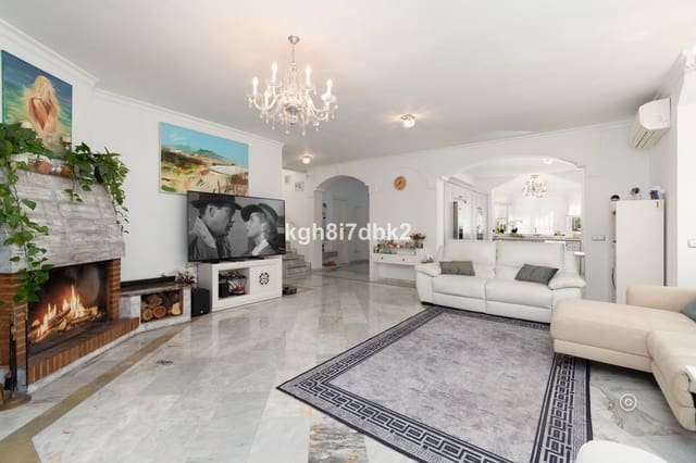 4 bedroom Villa for sale in Estepona - € 995,000 (Ref: 9077396)