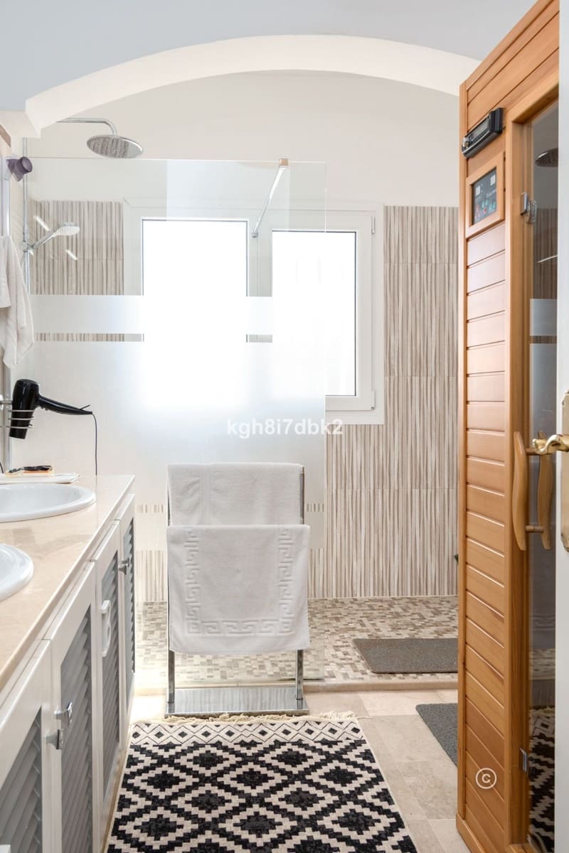 4 bedroom Villa for sale in Estepona - € 995,000 (Ref: 9077396)